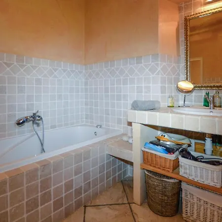 4 Bedroom Gorgeous In Hébergement de vacances Montegrosso